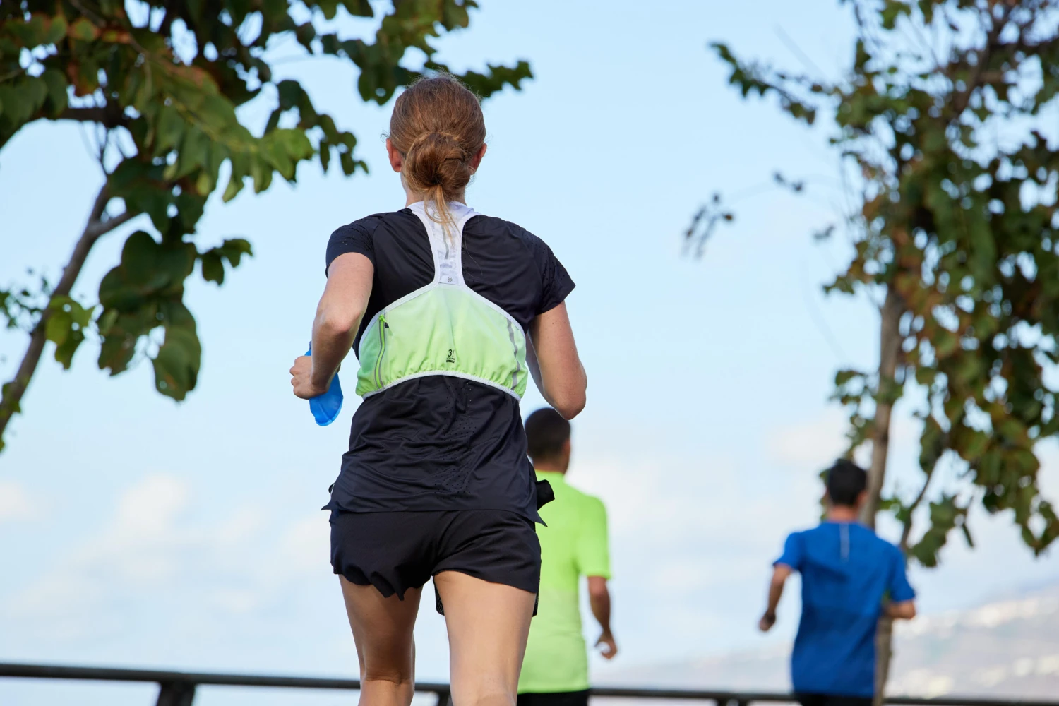 RUNNING GILET BACKPACK MARATHON - WHITE/YELLOW - Image 3